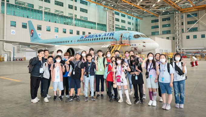 “푸른 항공 꿈을 키우다”…대한항공, 강서구 어린이 초청 견학 행사