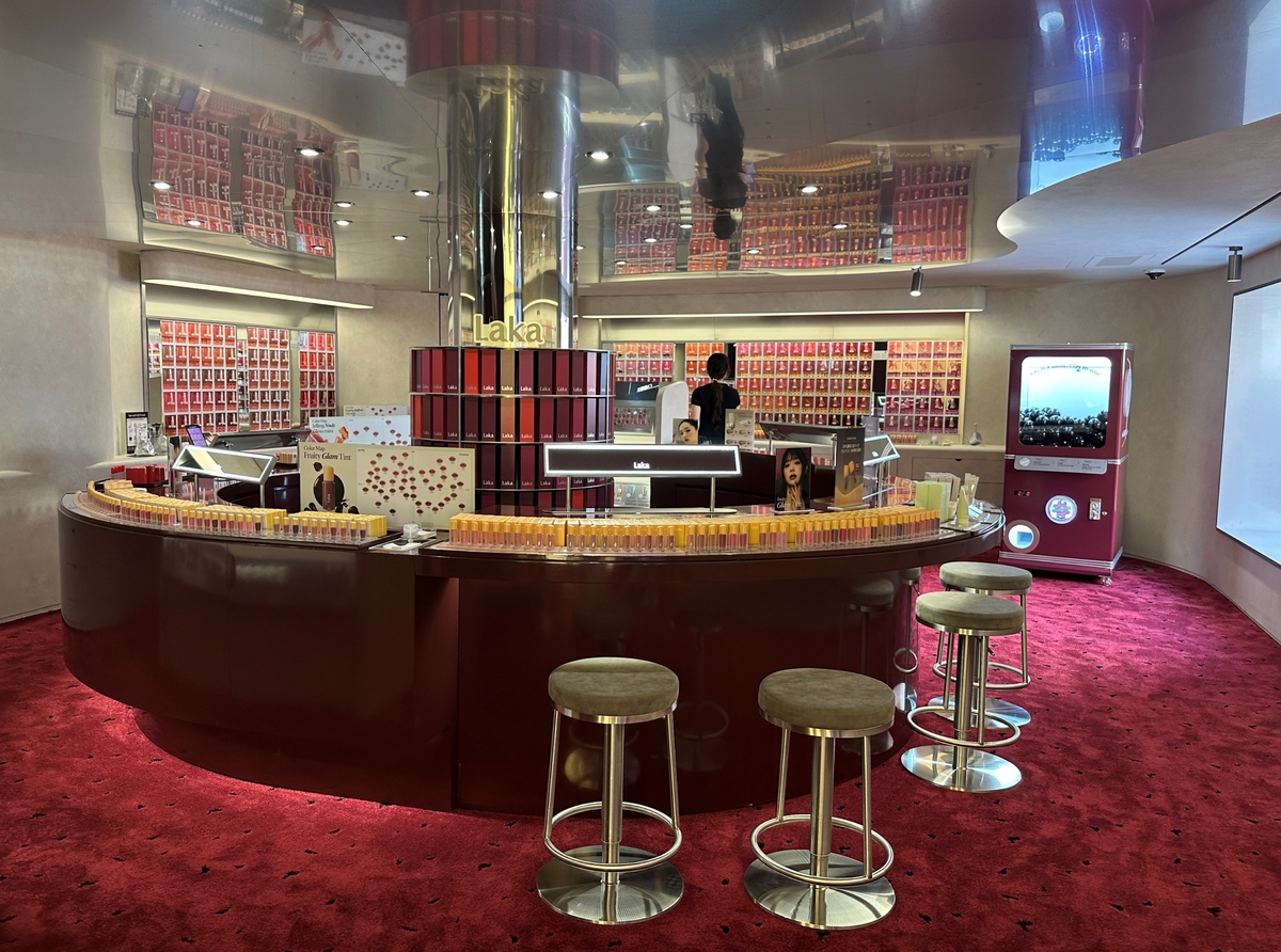 [현장] "나만의 립 만들고 본품 뽑기까지"...색조 천국 '라카' 성수... - 뉴스 썸네일 이미지