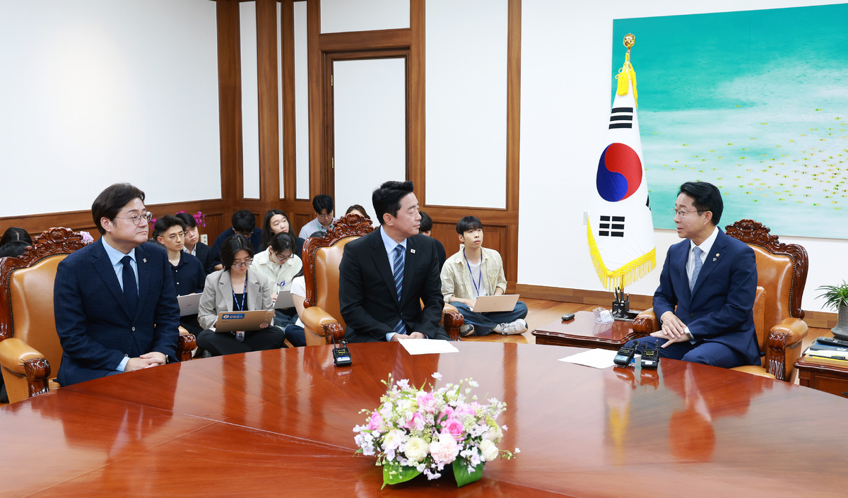 <b>조정식</b> 국회의장, 강훈식 靑 비서실장·홍익표 정무수석 <b>접견</b>