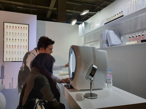 뷰티업계에서 피부진단은 이제 대중화된 요소가 됐다. 사진은 CNP화장품이지난해&nbsp;‘올리브영 어워즈&nbsp;앤드 페스타’에서 피부진단 이벤트를 여는 모습.