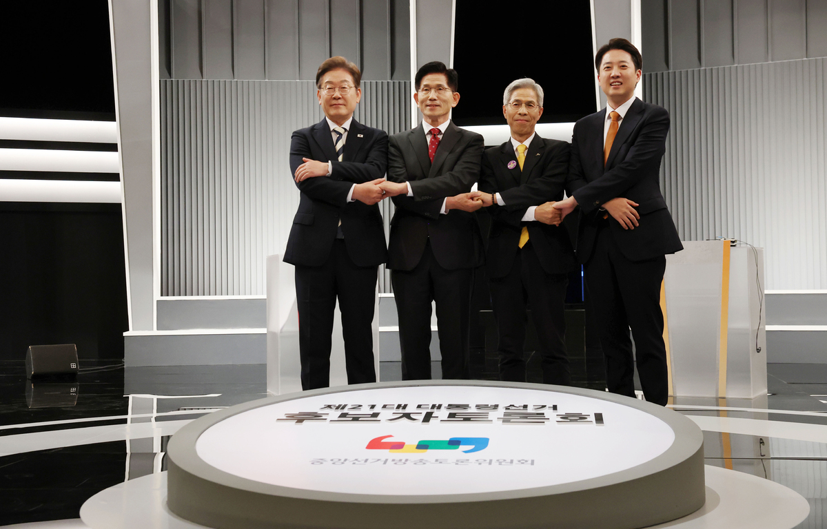 [2차 토론] ‘검사·총각 사칭’ ‘소방관에 갑질 전화’…시종일관 비난전(종합)