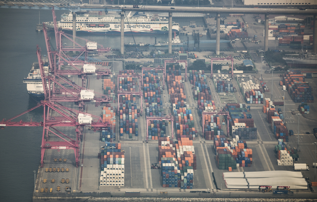 10월 경상수지 68억 달러 흑자... 30개월 연속 플러스, 흑자 폭은 ‘반토막’