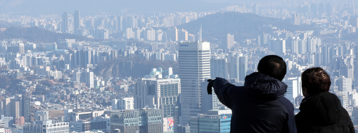 지난 1일 서울 중구 남산에서 서울시내 아파트와 주택이 보이고 있다. 뉴시스