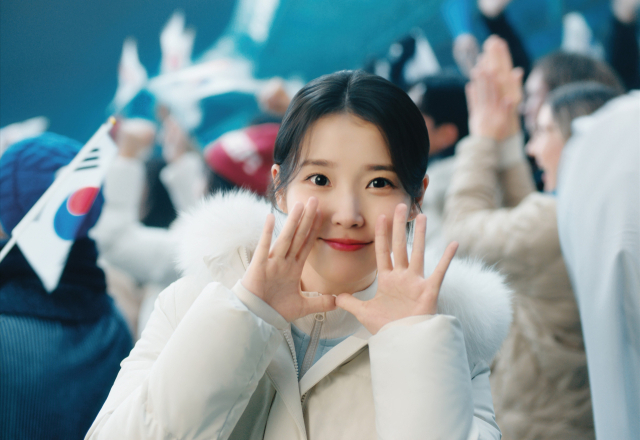 우리금융그룹은 ‘2026 밀라노·코르티나담페초 동계올림픽’에 출전하는 대한민국 국가대표 선수단 응원&nbsp;광고를 공개하고 본격적인&nbsp;캠페인에 나섰다.&nbsp;광고모델인 아이유가 직접 내레이션을 맡아 경기장, 식당, 버스 등 일상 곳곳에서 국가대표 선수들을 응원하는 국민과 지난 올림픽에서 감동을 선사했던 선수들을 보여주고 있다. 우리금융 제공