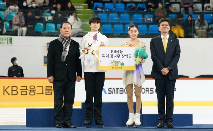 KB금융이 지난달 4일 서울 양천구 목동 아이스링크에서 열린 ‘KB금융 코리아 피겨스케이팅 챔피언십’에서 한국 피겨 유망주들에게&nbsp;‘KB금융 피겨 꿈나무 장학금’을 전달했다.&nbsp;장국환 대한빙상경기연맹 부회장, 유동한(하안북중), 허지유(서울시빙상연맹), 박진영 KB금융지주 브랜드담당 부행장이 기념촬영을 하고 있다. KB금융 제공