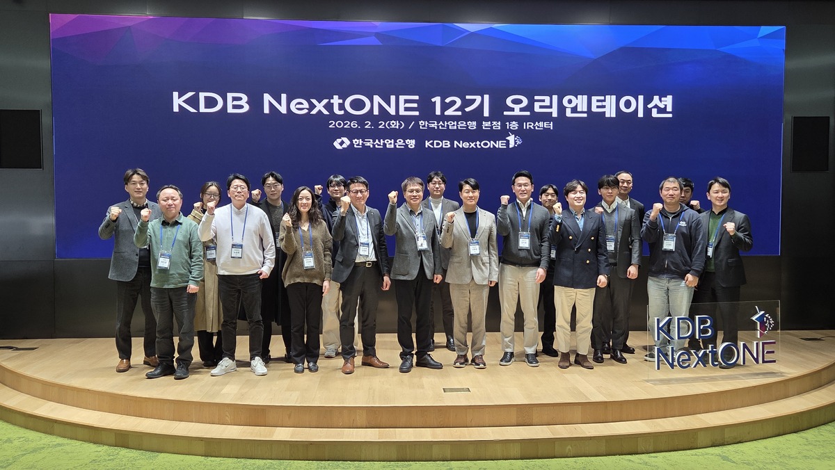 KDB NextONE 12기 스타트업 15개사 대표와 (왼쪽에서 아홉번째) 김사남 한국산업은행 벤처금융본부 본부장 등 관계자들이 기념사진을 촬영하고 있다. 한국산업은행 제공