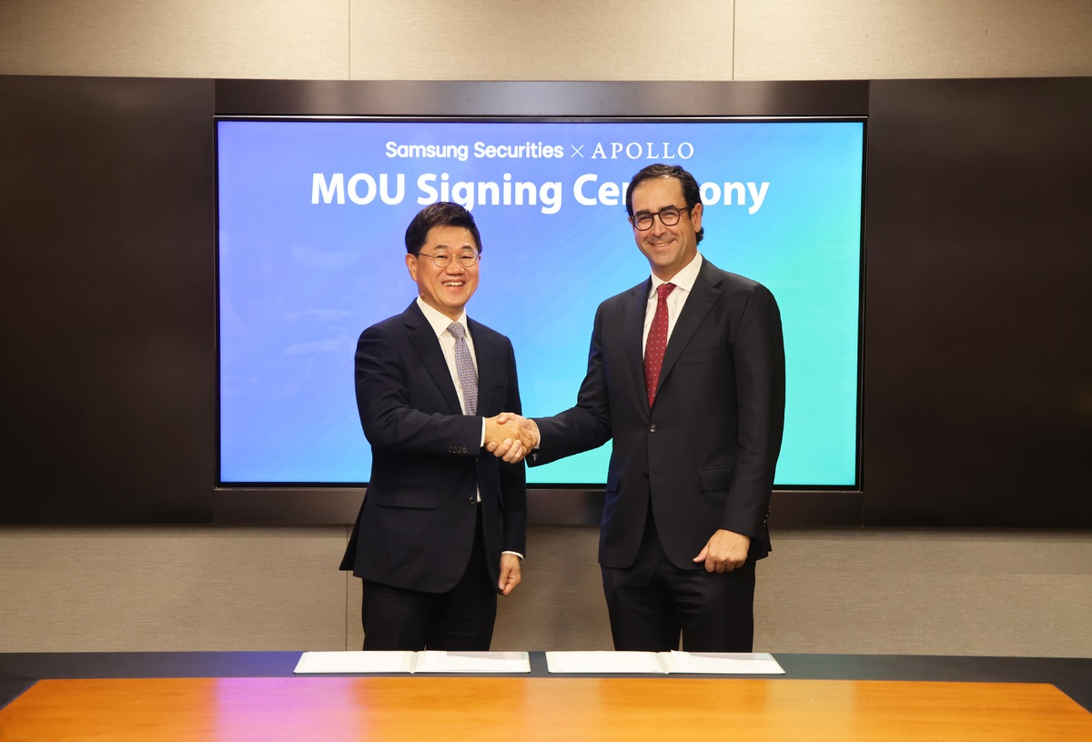 지난 2일 서울 서초구 삼성증권 본사에서 삼성증권 박종문 사장(왼쪽)과 아폴로 존 지토 공동대표가 참석해 전략적 업무협약을 진행했다. 삼성증권 제공
