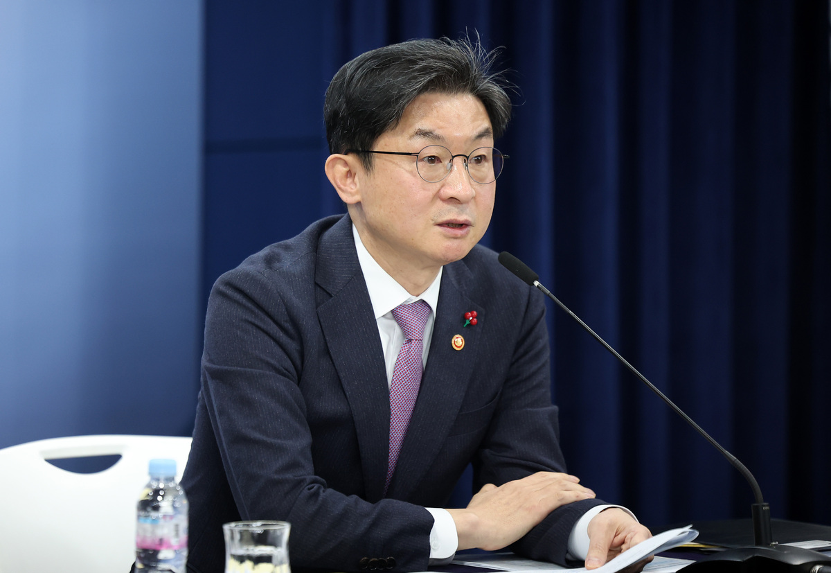 이억원 금융위원장이 지난달 28일 서울 종로구 정부서울청사에서 기자간담회를 열고 현안 질의응답을 하고 있다. 뉴시스