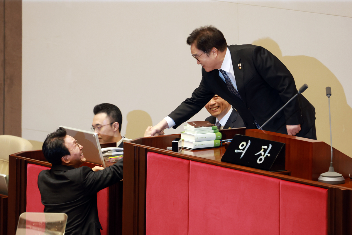 우원식 국회의장과 김민석 국무총리가 4일 서울 여의도 국회에서 열린 본회의에서 시작 전 인사를 하고 있다. 뉴시스