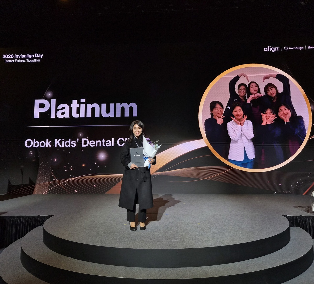 강지선 원장이 2026 인비절라인데이 그랜드 인터컨티넨탈호텔 서울 파르나스에서 플래티넘 등급 달성 후 기념촬영을 하고 있다.