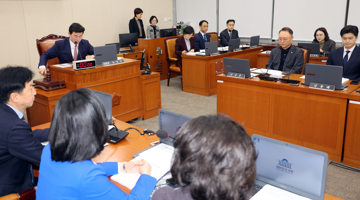 윤영석 국회 연금개혁특별위원회 위원장이 5일 오전 서울 여의도 국회에서 열린 전체회의에서 의사봉을 두드리고 있다. 뉴시스