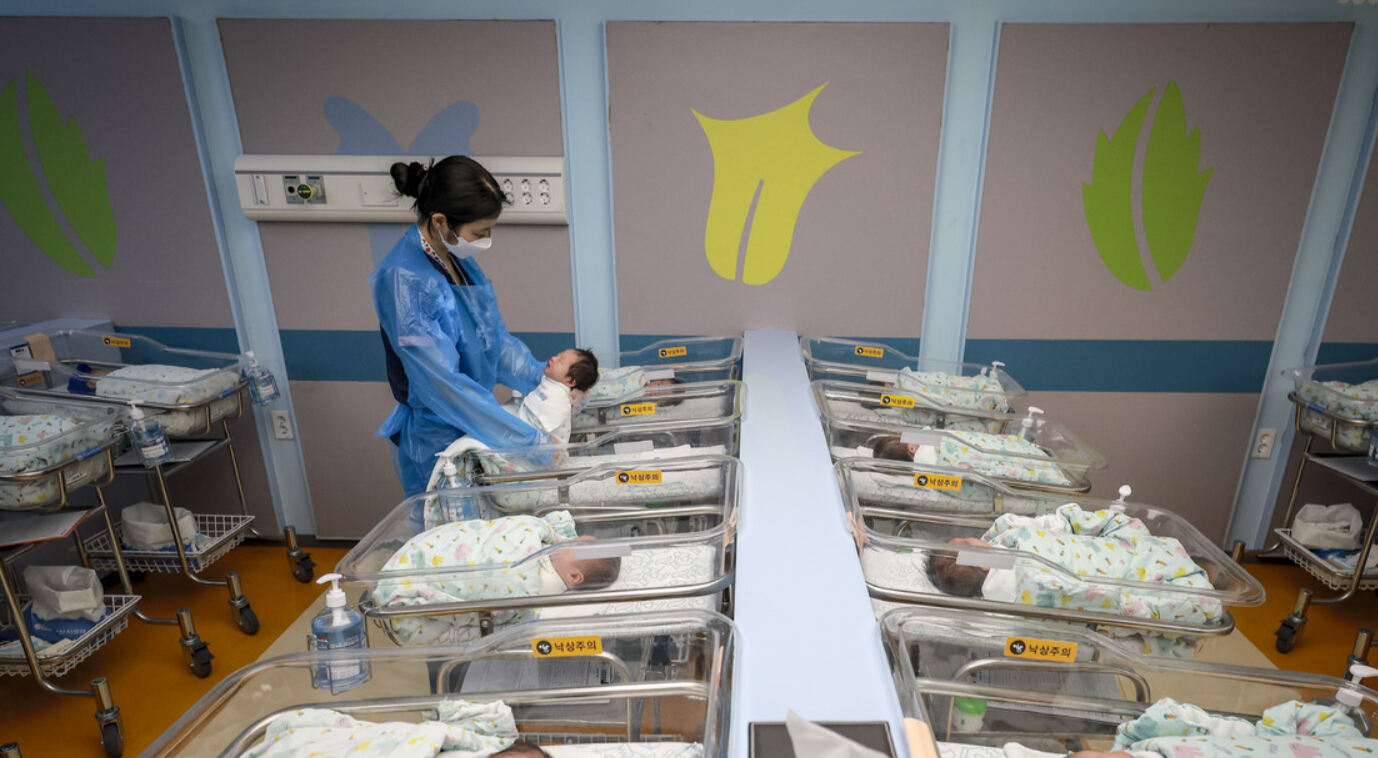 결혼 늦어지자 늦둥이 늘었다