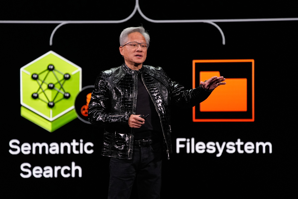 젠슨 황 엔비디아 최고경영자(CEO)가 지난달 6일&nbsp;미국 네바다주 라스베이거스 퐁텐블로 호텔에서 CES 2026&nbsp;개막을 앞두고 열린 엔비디아 라이브에서 발언하고 있다. AP/뉴시스