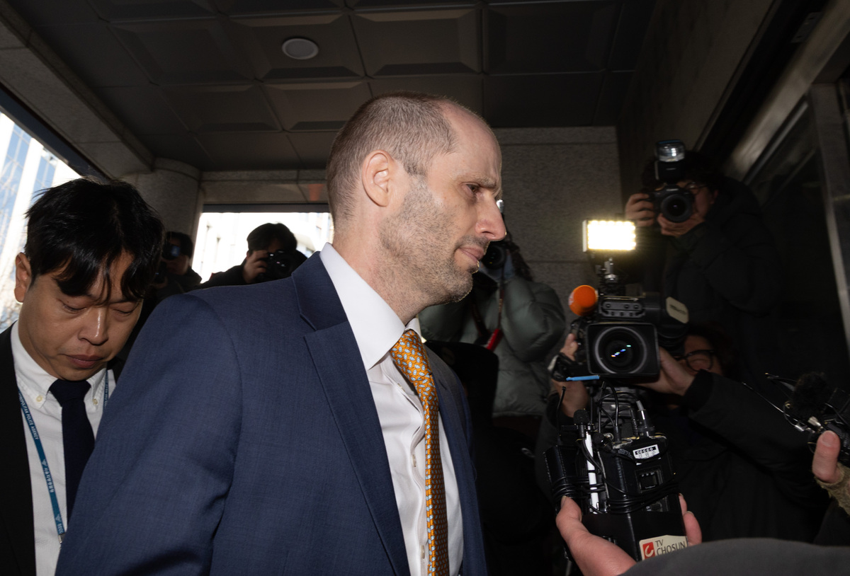 해롤드 로저스 쿠팡 한국법인 임시 대표가 6일 오후 서울 마포구 서울경찰청 반부패수사대에서 국회증언감정법의 위증 혐의를 받는 피고발인 신분으로 조사에 출석하고 있다. 뉴시스