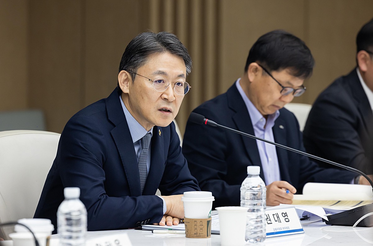 권대영 금융위원장이 지난 7일 빗썸의 비트코인 오지급 사고를 “가상자산의 취약성과 리스크가 드러난 사례로 엄중하게 보고 있다”며 이용자 피해 현황을 파악하고, 빗썸의 신속한 피해 보상 조치 이행 여부를 면밀히 모니터링할 것을 지시했다. 뉴시스