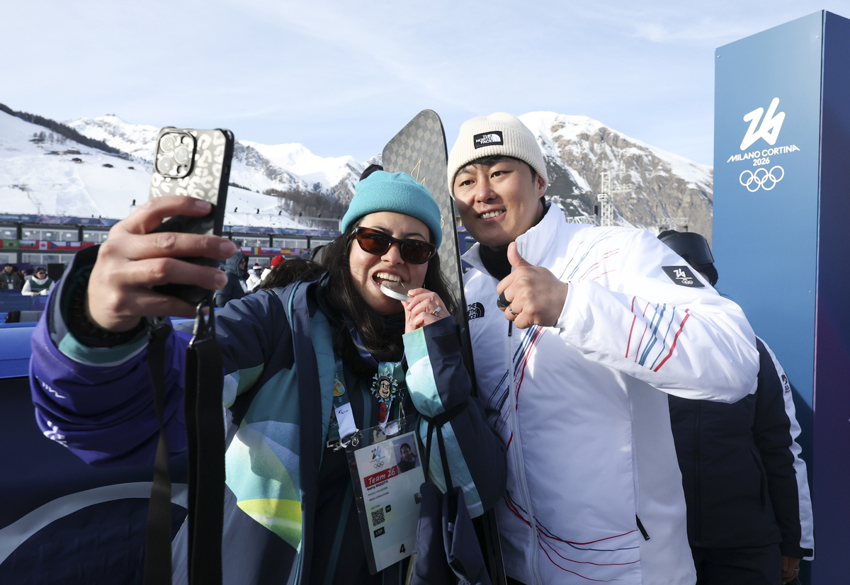 김상겸이 이탈리아 리비뇨 스노우파크에서 열린 2026 밀라노코르티나 담페초 동계올림픽 스노보드 남자 평행대회전 메달 시상식을 마치고 자원봉사자와 기념촬영을 하고 있다.리비뇨=뉴시스