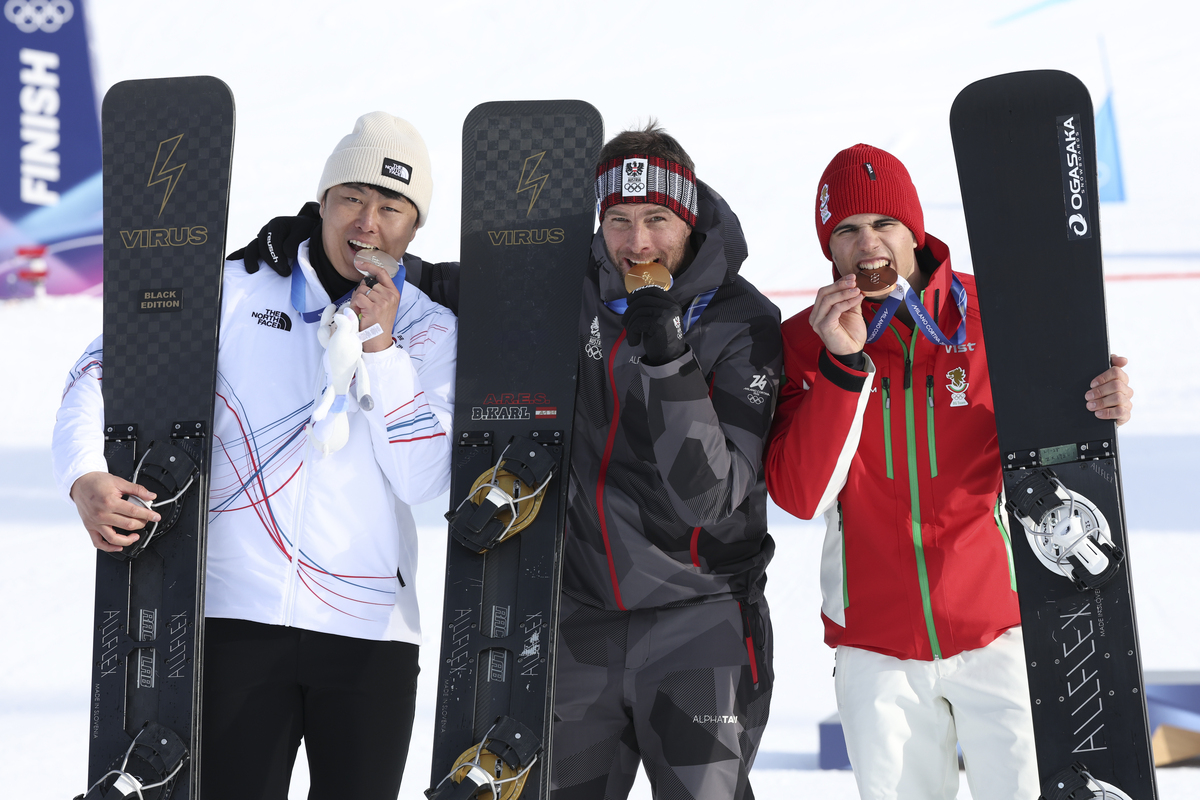 한국의 김상겸(왼쪽)이 이탈리아 리비뇨 스노우파크에서 열린 2026 밀라노코르티나 담페초 동계올림픽 스노보드 남자 평행대회전 메달 시상식에서 기념촬영을 하고 있다. 리비뇨=뉴시스