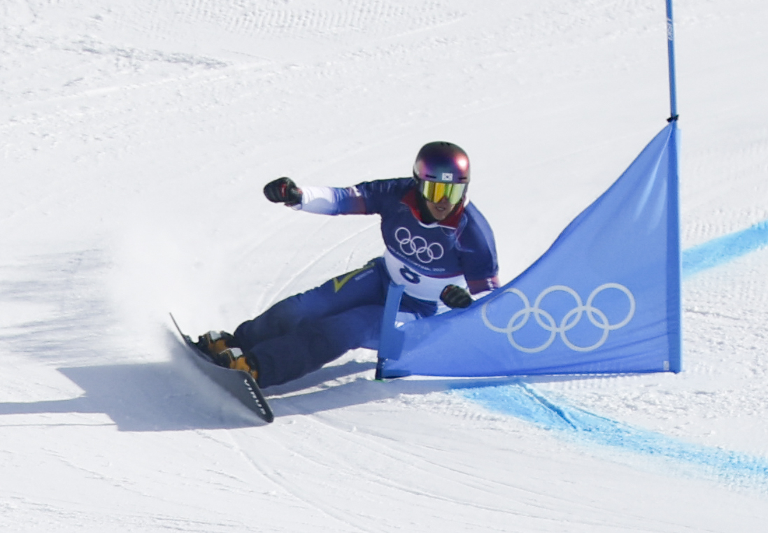 김상겸이 '2026 밀라노코르티나 담페초 동계올림픽' 스노보드 남자 평행대회전 결승전을 치르고 있다. 리비뇨=뉴시스