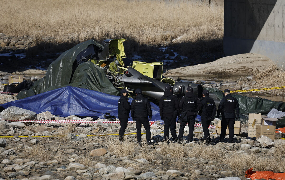 9일 경기 가평군 조종면 신하교 인근에 AH-1S 코브라 헬기가 추락해 현장에서 군 관계자들이 사고 수습을 하고 있다. 뉴시스