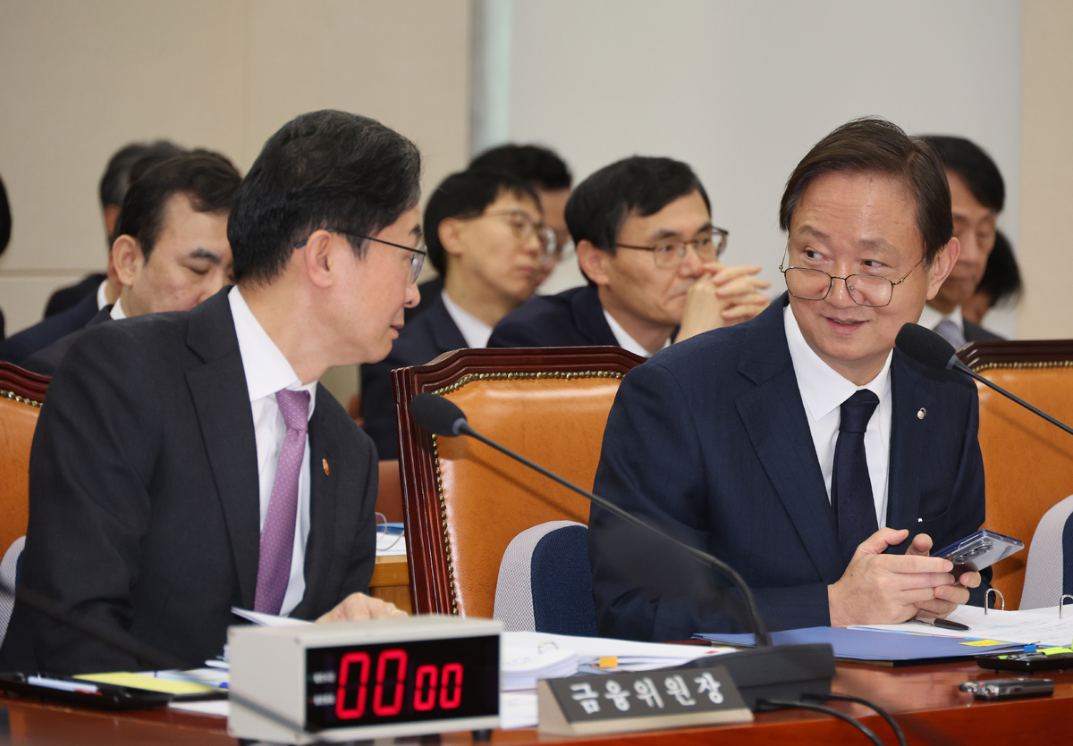 이억원 금융위원회 위원장과 이찬진 금융감독원 원장이 지난 5일 서울 여의도 국회에서 열린 정무위원회 전체회의에서 대화를 하고 있다. 뉴시스