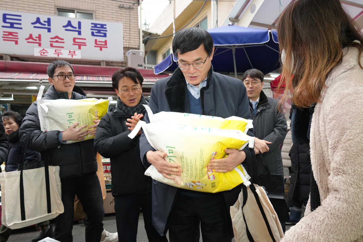 김성식 사장은 10일 서울 은평구에 위치한 대림골목시장에 방문해 설 명절맞이 장보기 행사를 실시했다. 예금보험공사 제공