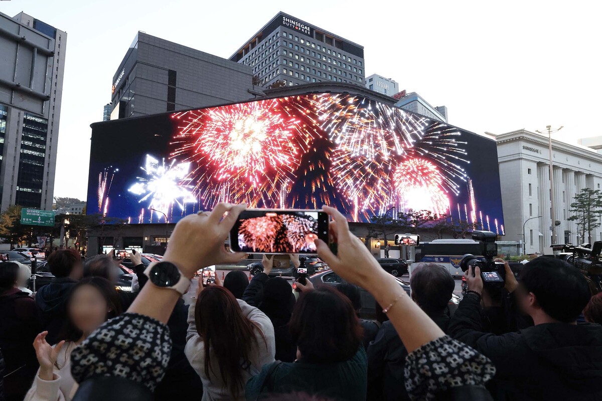신세계백화점 명동 본점의 신세계스퀘어를 구경하는 인파가 몰려 있다. 신세계백화점 제공