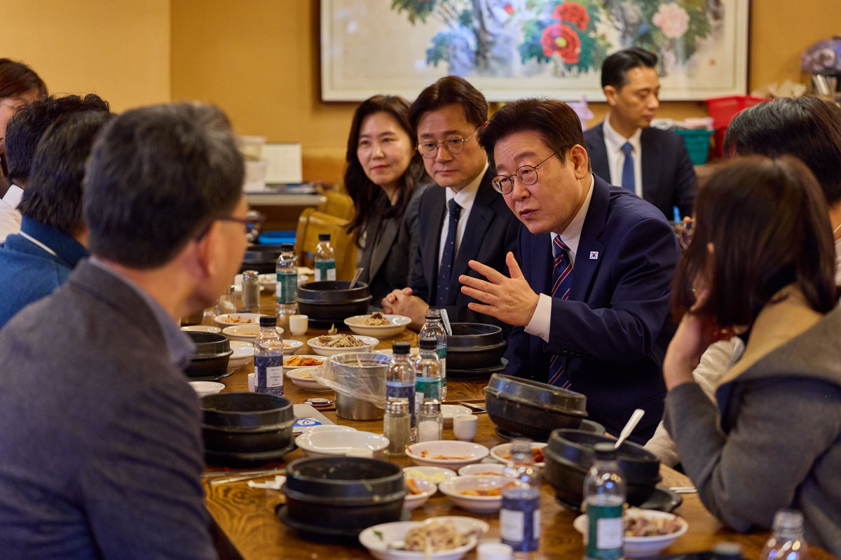 [서울=뉴시스] 최동준 기자 = 이재명 대통령이 12일 청와대 인근 삼계탕 집에서 홍익표 정무수석 등 참모진과 오찬을 하고 있다. (사진=청와대 제공) 2026.02.12. photo@newsis.com *재판매 및 DB 금지
