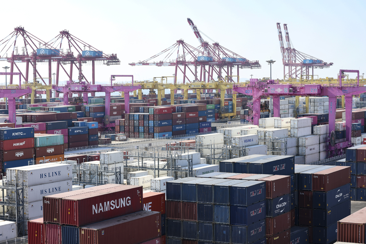 인천 연수구 인천신항 야적장에 컨테이너가 놓여 있다. 뉴시스