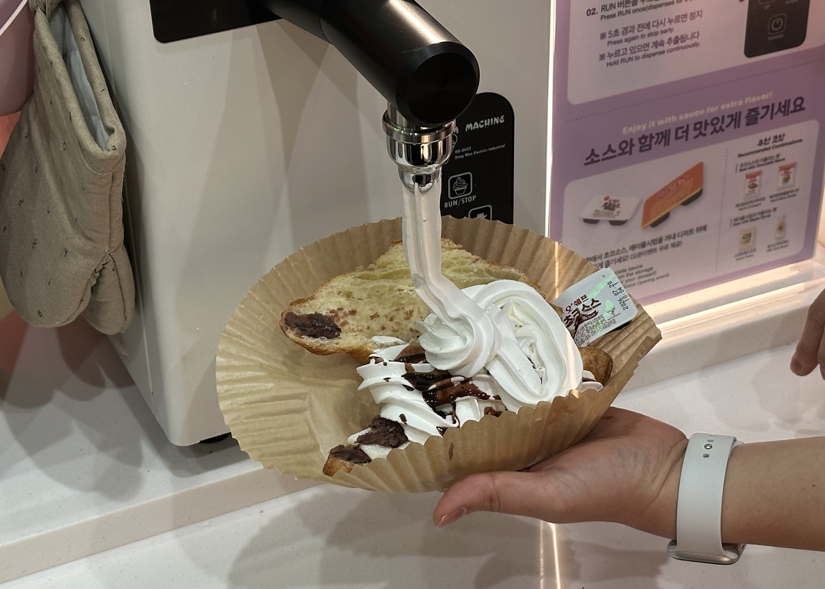 DIY 존에서는 에어프라이기로 빵을 데우고 휘핑크림, 소스 등으로 자신만의 크림빵을 만들어 볼 수 있다. 이화연 기자