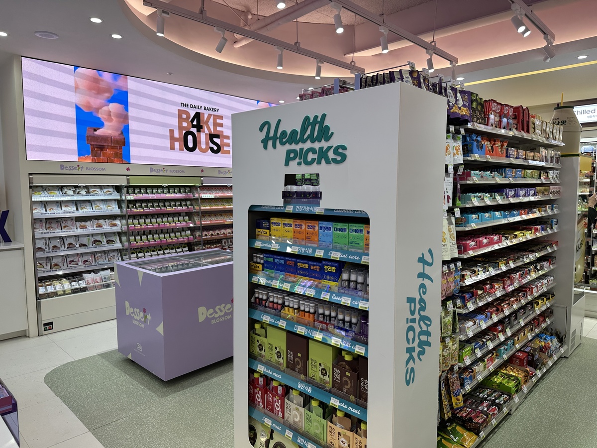 CU가 최근 외국인 관광객과 국내 MZ세대로 가득찬 서울 성수동 상권에 디저트 특화점을 열었다. 매장 내부 모습. 이화연 기자