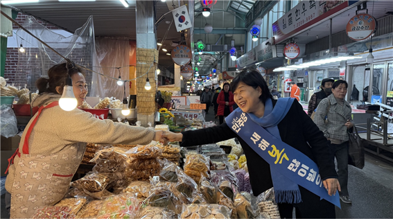 서영교 국회의원이 상인과 악수를&nbsp;하고 있다. 서영교 의원실 제공
