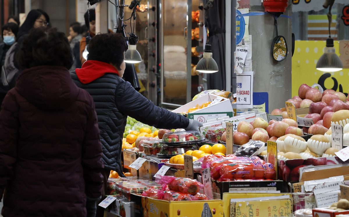 설 앞두고 먹거리 물가 ‘들썩'…정부, 최대 40% 할인 지원