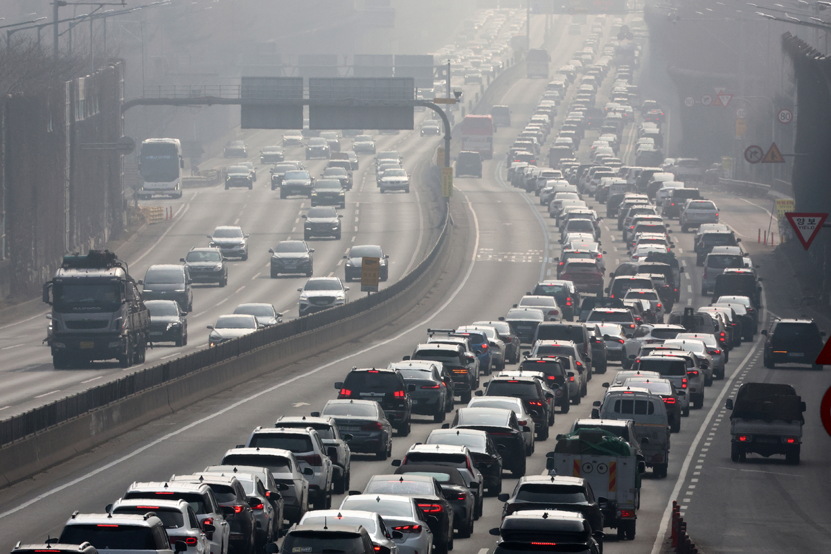 설 연휴 둘째날, 귀성 정체 절정…서울→부산 6시간50분
