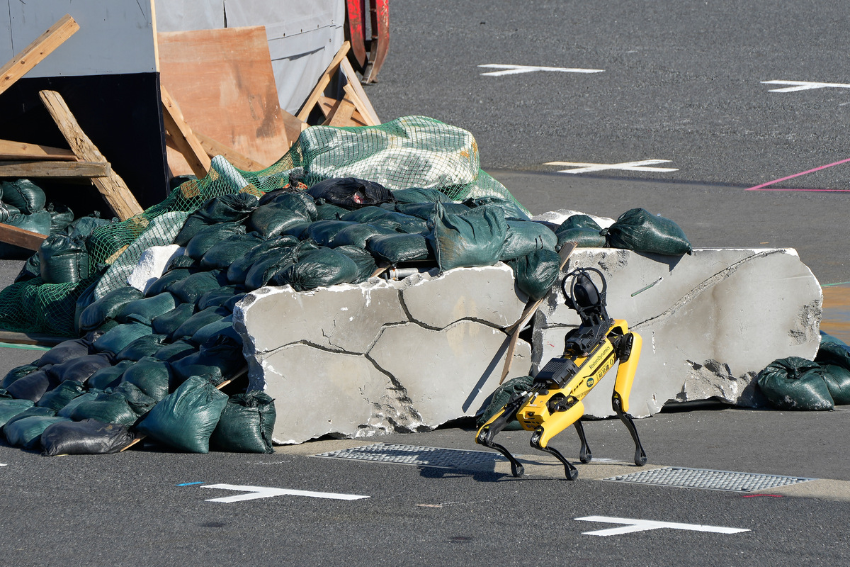 지날달&nbsp;일본 도쿄에서 연례 소방대 전통 의식 데조메시키가 열려 지진 상황을 가정한 건물 앞에서 4족 보행 로봇이 수색 시연을 선보이고 있다. AP/뉴시스