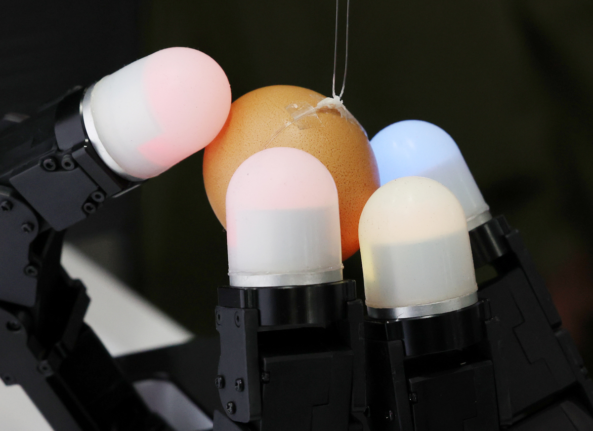 지난 11일 서울 강남구 코엑스에서 열린 세미콘 코리아 2026 원익 부스에서 알레그로 핸드 V5 로봇이 파지 시연을 하고 있다. 뉴시스