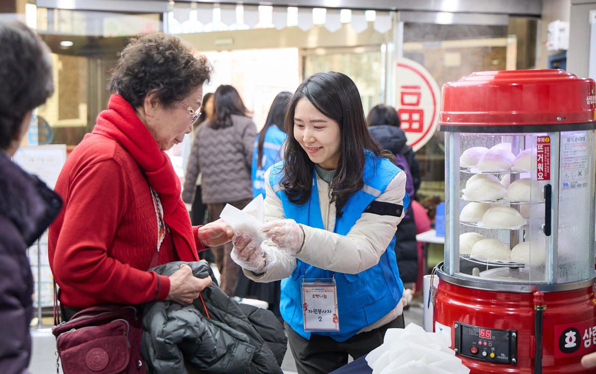 상미당홀딩스 직원이 호빵 나눔을 하고 있다. 상미당홀딩스 제공