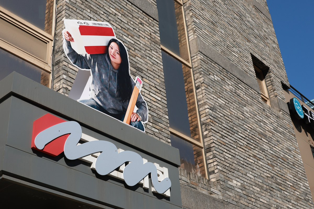 18일 서울 여의도 국민의힘 당사 간판에 당명 개정 추진과 관련한 옥외 광고물이 설치돼 있다. 뉴시스