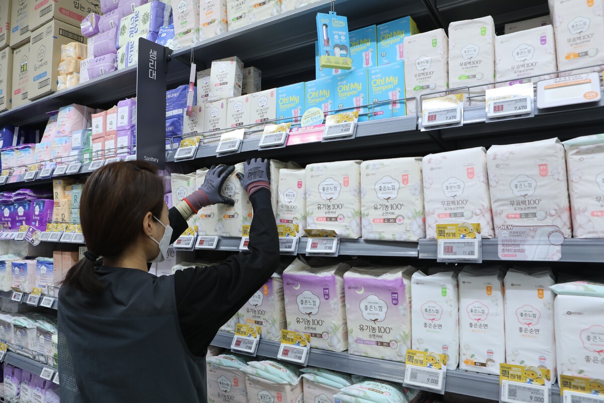 대형마트 3사가 생필품과 먹거리 할인 행사로 소비자들의 일상 복귀를 돕는다. 이마트 직원이 19일부터 5000원 균일가 행사를 진행하는 생리대 상품을 진열하고 있다. 이마트 제공