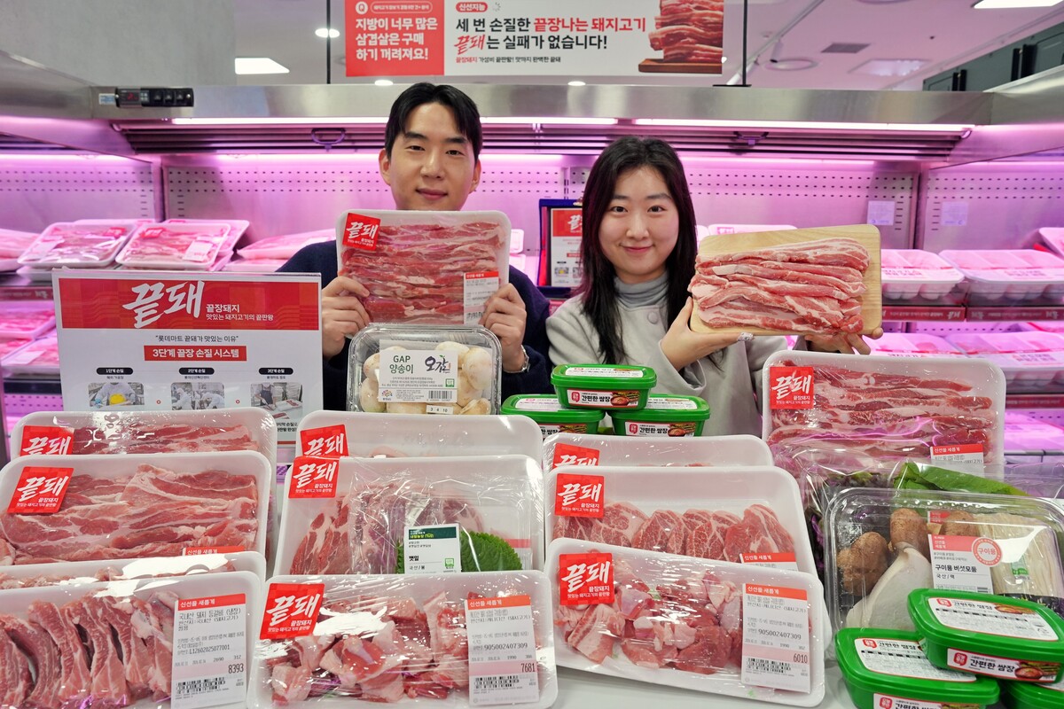 서울시 송파구에 위치한 롯데마트 제타플렉스 잠실점 축산 코너에서 모델들이 롯데마트 수입 돼지고기 행사 ‘끝돼 DAY’를 홍보하고 있다. 롯데마트 제공