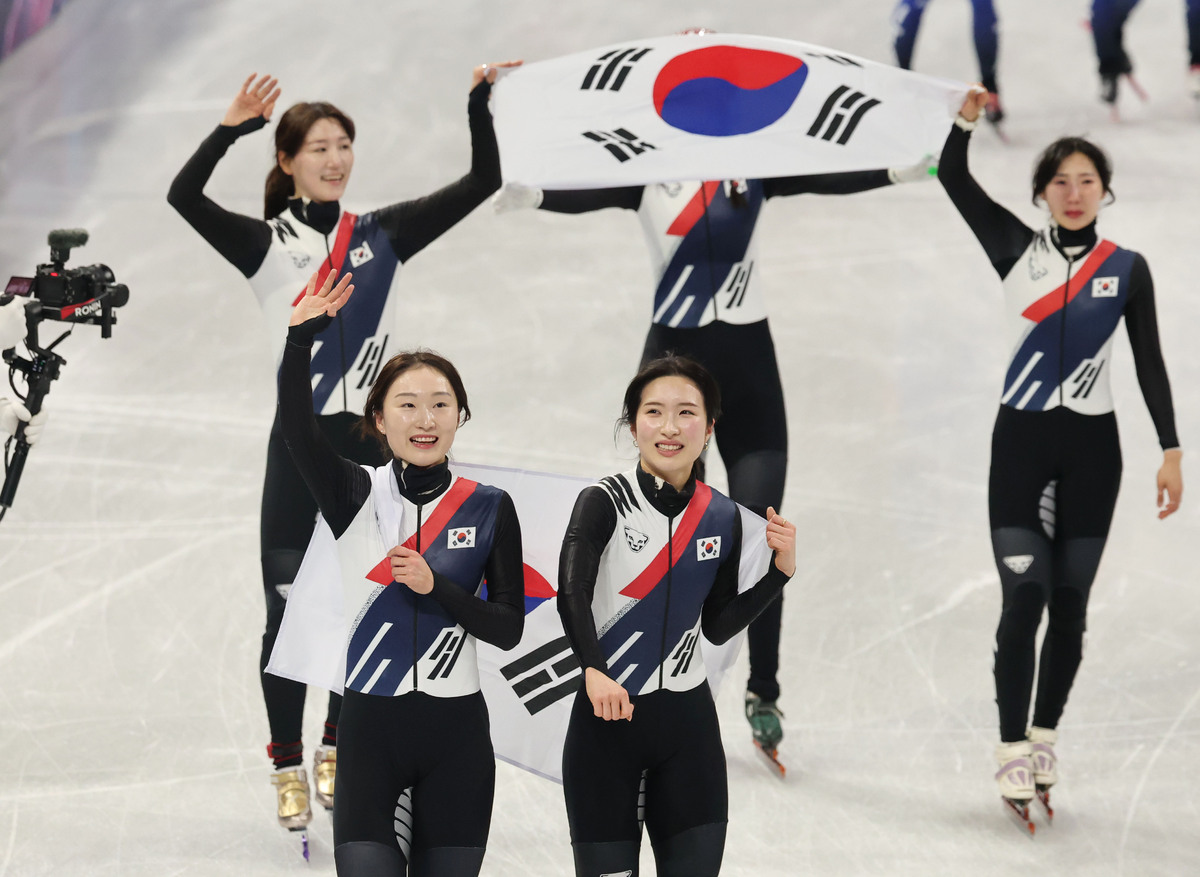 대한민국 쇼트트랙 여자 대표팀이 2026 밀라노·코르티나담페초 동계올림픽 쇼트트랙 여자 3000m 계주 결승에서 금메달을 획득하며 기뻐하고 있다. 밀라노=뉴시스
