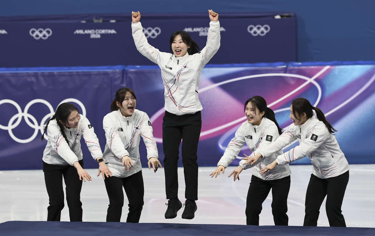 여자 쇼트트랙 대표팀이 2026 밀라노·코르티나 담페초 동계올림픽 여자 쇼트트랙 3000m 계주 시상식에서 기뻐하고 있다. 밀라노=뉴시스