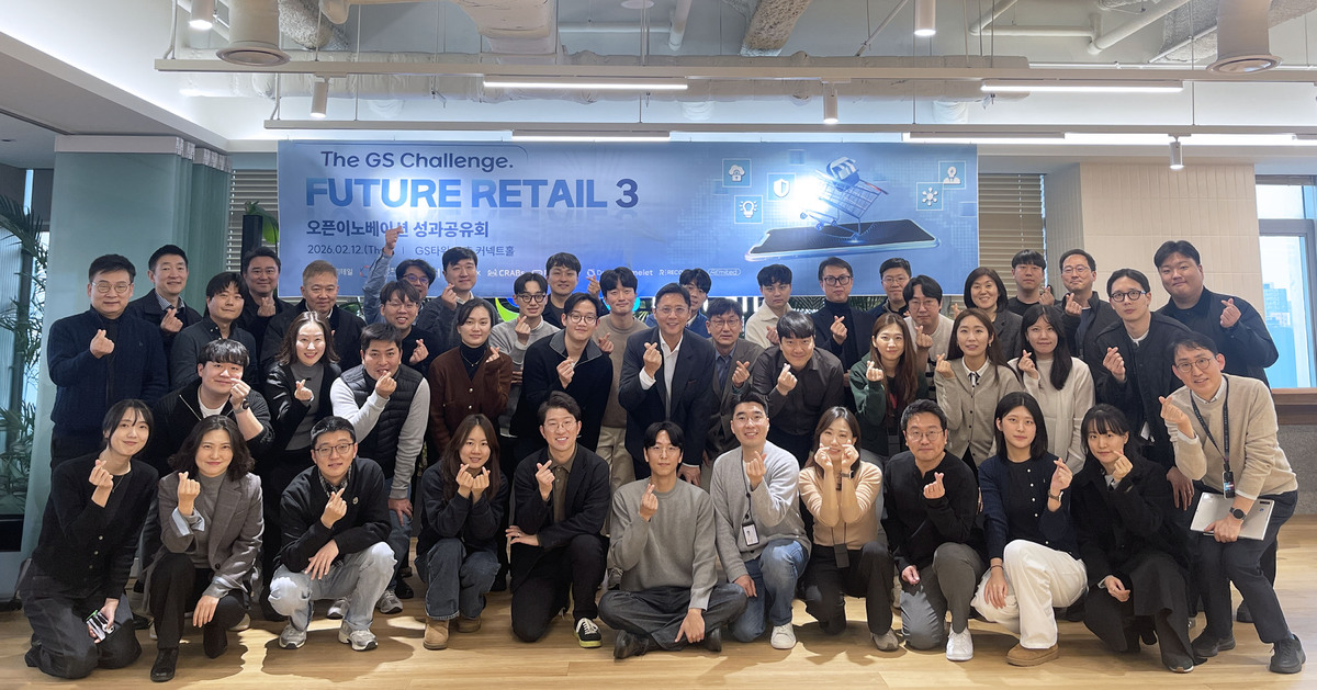 허서홍 GS리테일 대표이사(2열 왼쪽에서 6번째)와 7개 스타트업 임직원 등이 퓨처 리테일 3기 성과 공유회에서 기념사진을 촬영하고 있다. GS리테일 제공