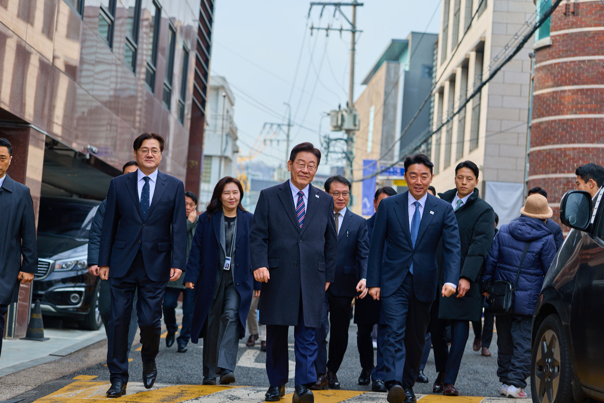 이재명 대통령이 12일 청와대 인근에서 참모진과 오찬을 마친 뒤 이동하고 있다. 사진=청와대 제공