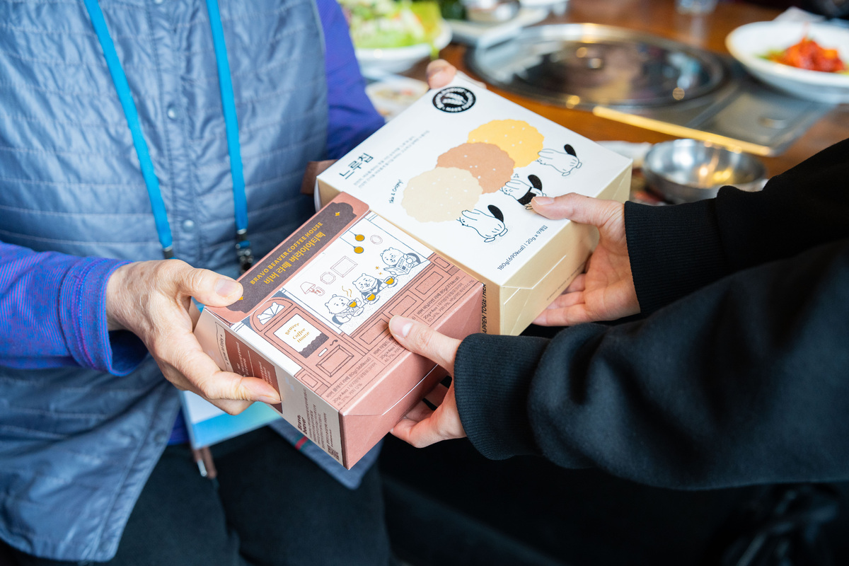 토스뱅크가 설 명절을 맞아 마포·서대문구 독거 어르신에 전달한 명절 먹거리 세트를 전달했다. 토스뱅크 제공