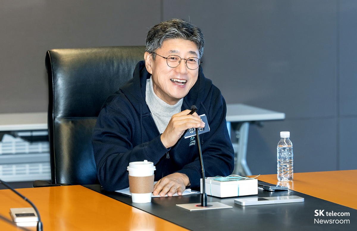 정재헌 SK텔레콤 CEO가 5일 신입사원들의 발표를 경청하고 있다. SK텔레콤 제공