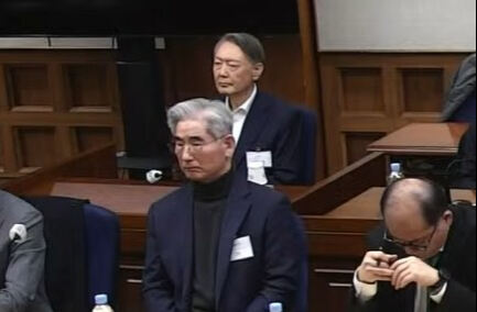 윤석열 전 대통령이 19일 서울 서초구 서울중앙지방법원에서 열린 12·3 비상계엄 관련 내란 우두머리 혐의 사건 1심 선고공판에 출석해 자리에 앉아 있다. 서울중앙지법 제공