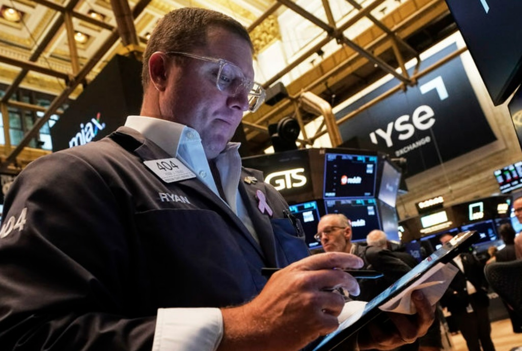 미국 뉴욕의 뉴욕증권거래소에서 한 트레이더가 근무하고 있는 모습. 사진=AP/뉴시스