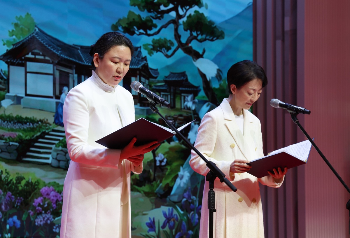 천지인참부모님 성탄 및 천일국 기원절 13주년 기념예배에서 축하서신을 낭독하는 문연아 선학학원 이사장과 문훈숙 효정한국문화재단 이사장.