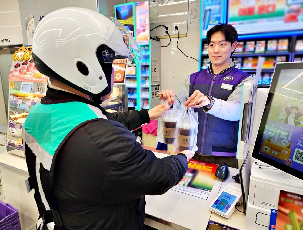 CU 점포에서 배달원이 원두커피 상품을 픽업하고 있다. BGF리테일 제공