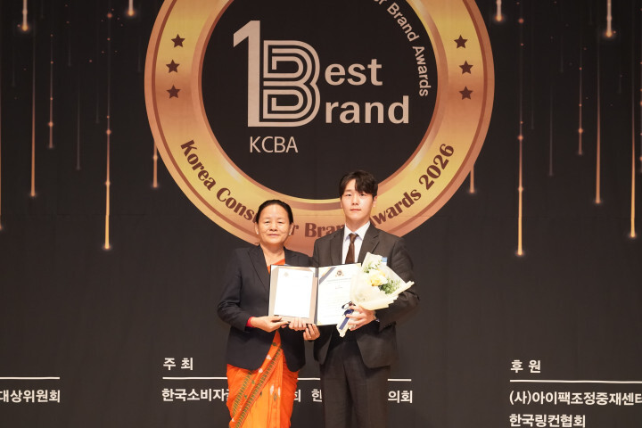 정세윤 대표이사가 시바 마야 툼바헝페 주한 네팔대사와 기념촬영하고 있다. 사진=큐슈울트라아멘